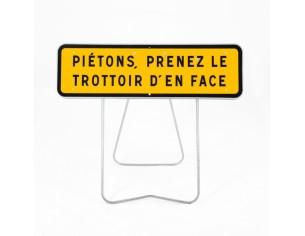 Panneau Piéton prenez le trottoir d’en face JH