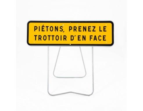 Panneau Piéton prenez le trottoir d’en face JH